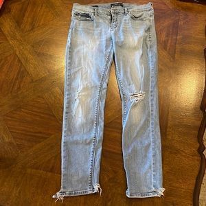 Lucky Brand Distressed Charlie Skinny Jeans sz 6/28 Frayed Busted Knee